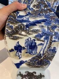 Een Chinese blauw-witte en koperrode vaas met een bergachtig landschap, 19e eeuw