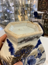 Een Chinese blauw-witte en koperrode vaas met een bergachtig landschap, 19e eeuw
