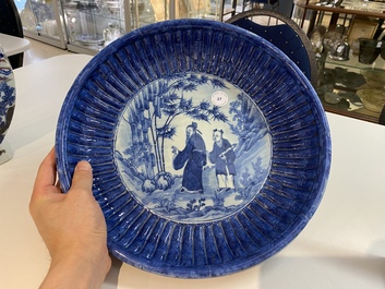 Een Chinese geribde blauw-witte schotel met een geleerde en zijn student, 19e eeuw