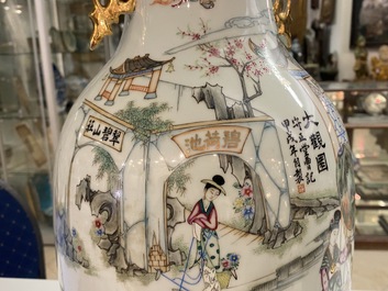Een Chinese tweezijdige famille rose vaas en een biscuit vaas met mythische dieren, 19/20e eeuw