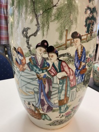 Twee Chinese famille rose vazen, 19/20e eeuw