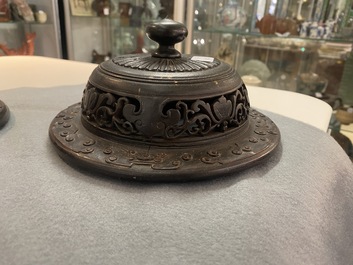 Een paar Chinese famille rose vazen met houten deksels en sokkels, 19e eeuw