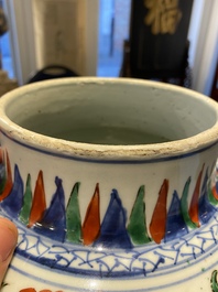 Un vase couvert en porcelaine de Chine wucai &agrave; d&eacute;cor de dragons, &eacute;poque Transition