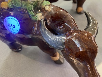 Une paire de groupes figurant des gar&ccedil;ons sur un buffle en biscuit &eacute;maill&eacute; vert, Kangxi