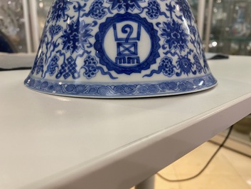Een paar Chinese blauw-witte 'wan shou wu jiang' kommen, Qianlong merk en periode