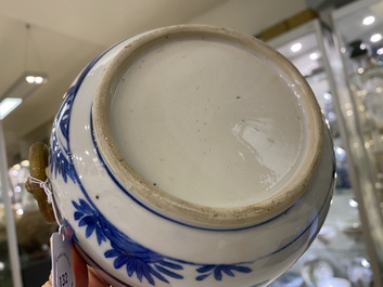 Een paar Chinese blauw-witte dekselpotten met verhalend decor, 19e eeuw