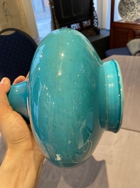 Een Chinese monochrome turquoise flesvormige vaas, 18e eeuw
