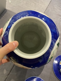 Une paire de vases couverts en porcelaine de Chine famille verte et un aquarium, 19&egrave;me