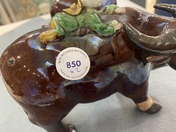 Une paire de groupes figurant des gar&ccedil;ons sur un buffle en biscuit &eacute;maill&eacute; vert, Kangxi