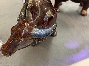Une paire de groupes figurant des gar&ccedil;ons sur un buffle en biscuit &eacute;maill&eacute; vert, Kangxi