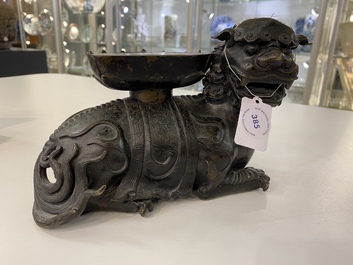 Een zeldzaam Chinees bronzen mythisch dier 'Kaiming Shou' met een lotusbasis, Ming