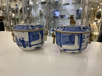 Een paar Chinese blauw-witte dekselpotten met verhalend decor, 19e eeuw