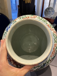 Un vase couvert en porcelaine de Chine wucai &agrave; d&eacute;cor de dragons, &eacute;poque Transition