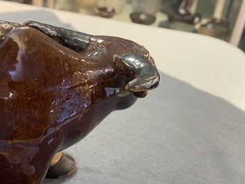 Une paire de groupes figurant des gar&ccedil;ons sur un buffle en biscuit &eacute;maill&eacute; vert, Kangxi