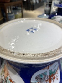 Une paire de vases couverts en porcelaine de Chine famille verte et un aquarium, 19&egrave;me