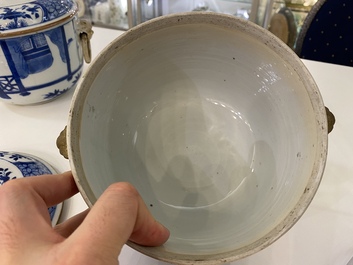 Een paar Chinese blauw-witte dekselpotten met verhalend decor, 19e eeuw