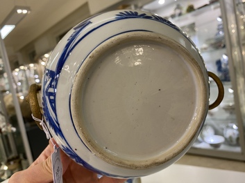 Een paar Chinese blauw-witte dekselpotten met verhalend decor, 19e eeuw