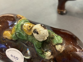 Une paire de groupes figurant des gar&ccedil;ons sur un buffle en biscuit &eacute;maill&eacute; vert, Kangxi