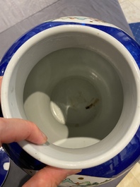 Une paire de vases couverts en porcelaine de Chine famille verte et un aquarium, 19&egrave;me