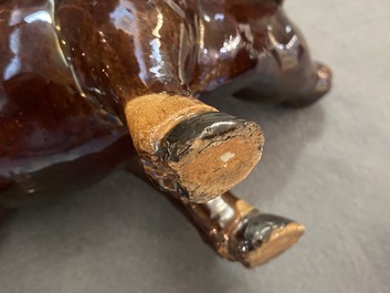 Une paire de groupes figurant des gar&ccedil;ons sur un buffle en biscuit &eacute;maill&eacute; vert, Kangxi