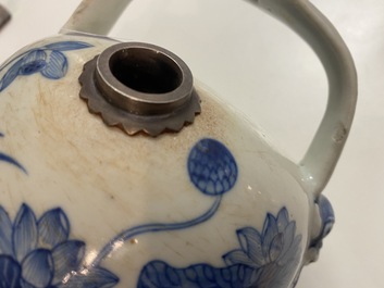 Un pot &agrave; chaux en porcelaine de Chine en bleu et blanc pour le march&eacute; thai, 19&egrave;me