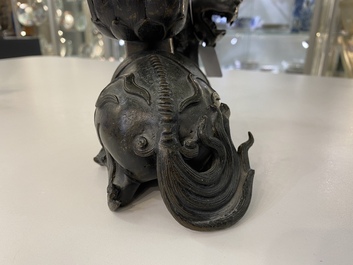 Een zeldzaam Chinees bronzen mythisch dier 'Kaiming Shou' met een lotusbasis, Ming
