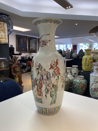 Een Chinese famille rose '18 Arhats' vaas, 19e eeuw