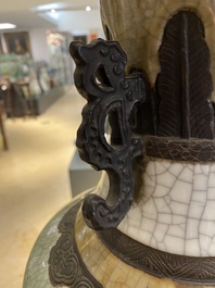 Une paire de vases dite 'de Nankin' sur socles en bronze, Chine, 19&egrave;me