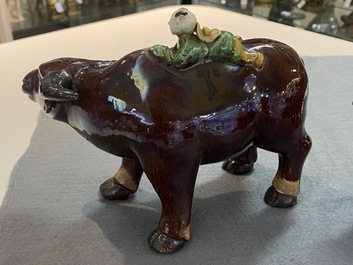Une paire de groupes figurant des gar&ccedil;ons sur un buffle en biscuit &eacute;maill&eacute; vert, Kangxi