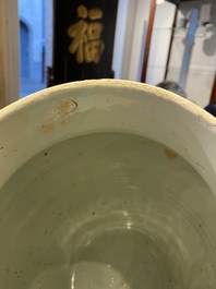 Un vase couvert en porcelaine de Chine wucai &agrave; d&eacute;cor de dragons, &eacute;poque Transition