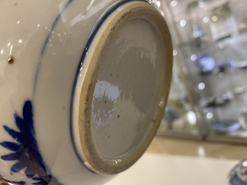 Een paar Chinese blauw-witte dekselpotten met verhalend decor, 19e eeuw