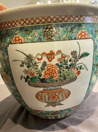Une paire de vases couverts en porcelaine de Chine famille verte et un aquarium, 19&egrave;me