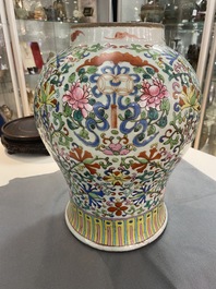 Een paar Chinese famille rose vazen met houten deksels en sokkels, 19e eeuw