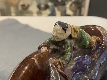 Une paire de groupes figurant des gar&ccedil;ons sur un buffle en biscuit &eacute;maill&eacute; vert, Kangxi