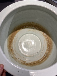 Une paire de vases couverts en porcelaine de Chine famille verte et un aquarium, 19&egrave;me