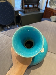 Een Chinese monochrome turquoise flesvormige vaas, 18e eeuw