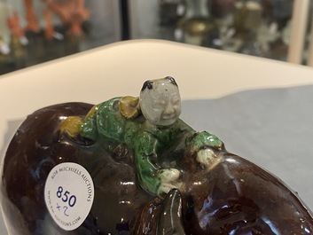 Une paire de groupes figurant des gar&ccedil;ons sur un buffle en biscuit &eacute;maill&eacute; vert, Kangxi