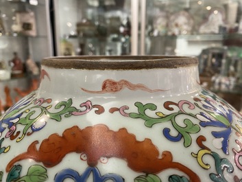 Een paar Chinese famille rose vazen met houten deksels en sokkels, 19e eeuw