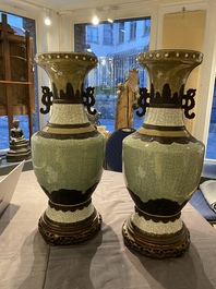 Une paire de vases dite 'de Nankin' sur socles en bronze, Chine, 19&egrave;me