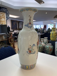 Een Chinese famille rose '18 Arhats' vaas, 19e eeuw