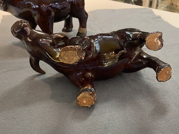 Une paire de groupes figurant des gar&ccedil;ons sur un buffle en biscuit &eacute;maill&eacute; vert, Kangxi