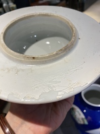 Une paire de vases couverts en porcelaine de Chine famille verte et un aquarium, 19&egrave;me