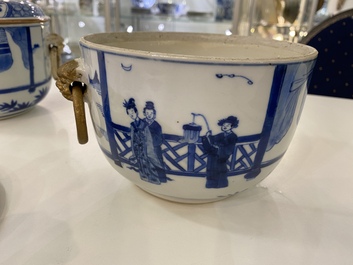 Een paar Chinese blauw-witte dekselpotten met verhalend decor, 19e eeuw