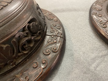 Een paar Chinese famille rose vazen met houten deksels en sokkels, 19e eeuw