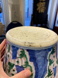Un vase couvert en porcelaine de Chine wucai &agrave; d&eacute;cor de dragons, &eacute;poque Transition