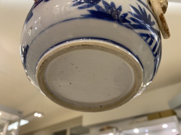 Een paar Chinese blauw-witte dekselpotten met verhalend decor, 19e eeuw