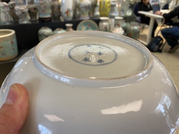 Een Chinees blauw-wit 'draak en karper' bord, Kangxi merk, Republiek