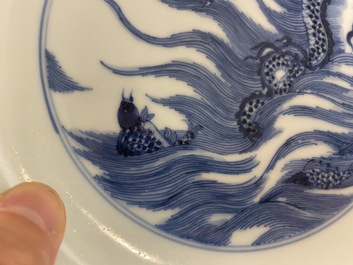 Een Chinees blauw-wit 'draak en karper' bord, Kangxi merk, Republiek