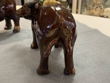 Une paire de groupes figurant des gar&ccedil;ons sur un buffle en biscuit &eacute;maill&eacute; vert, Kangxi
