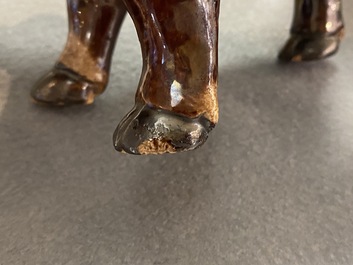 Une paire de groupes figurant des gar&ccedil;ons sur un buffle en biscuit &eacute;maill&eacute; vert, Kangxi